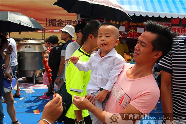 柳州国际狂欢节之螺蛳粉美食节 撩动游客味蕾